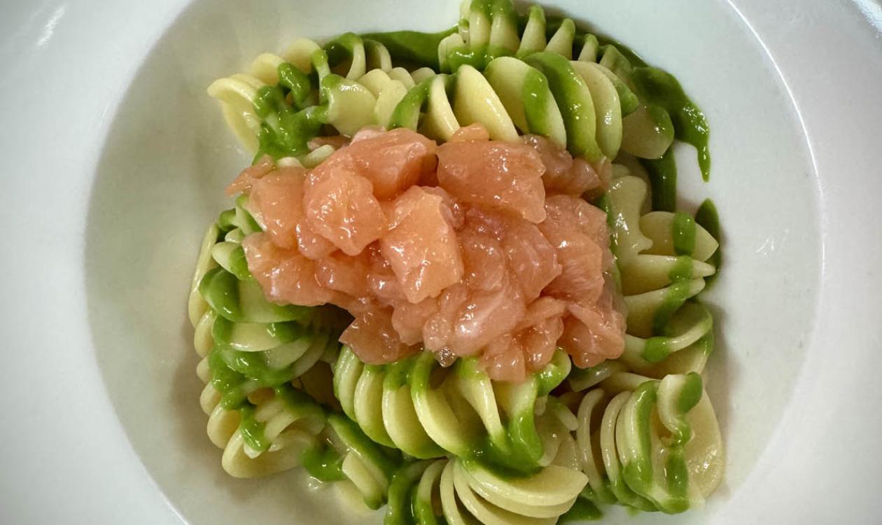 Fusilli with green sauce and fish tartare.